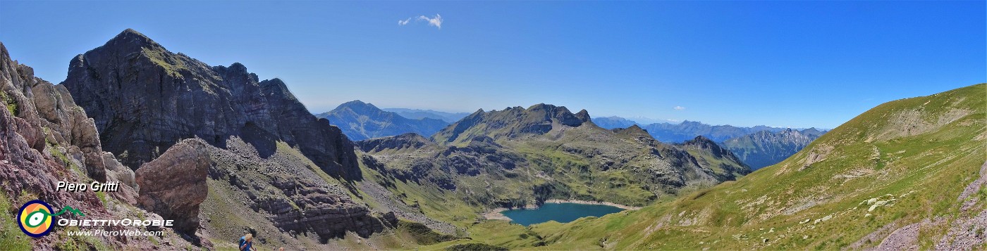 52 Il verde vallone risalito sui fianchi rocciosi del Corte.jpg